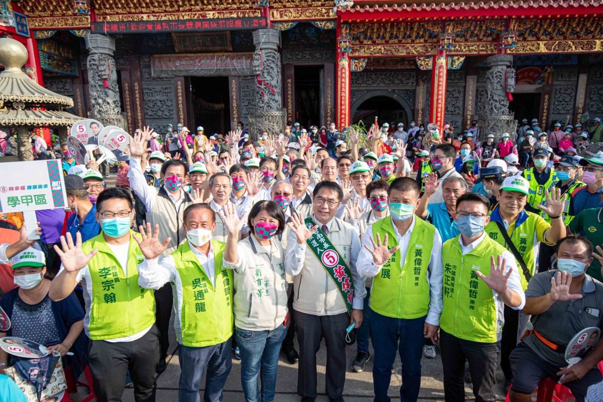 ▲台南市長黃偉哲及各區議員候選人，在麻豆海埔池王府前廣場舉辦「連任勝選團結大會」（圖／黃偉哲團隊提供）