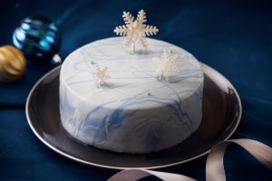 其中最吸睛的「冰雪星空」(1,290元,需3天前預訂),以柔軟海綿蛋糕體搭配以馬斯卡彭起司及焦糖製成的濃郁香緹,外層淋上藍白大理石巧克力鏡面,再點綴精緻雪花,宛如置身浪漫雪地,一品視覺及味覺雙重享受 ▲其中最吸睛的「冰雪星空」以柔軟海綿蛋糕體搭配以馬斯卡彭起司及焦糖製成的濃郁香緹,外層淋上藍白大理石巧克力鏡面,再點綴精緻雪花,宛如置身浪漫雪地,一品視覺及味覺雙重享受。(圖/喜來登提供)