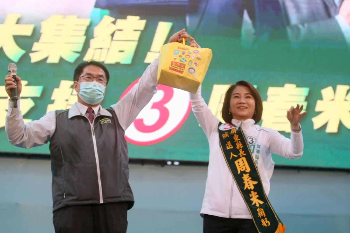 ▲民進黨此次大選在南部鐵票倉表現不如預期。圖為黃偉哲、周春米。（圖／周春米競總提供）