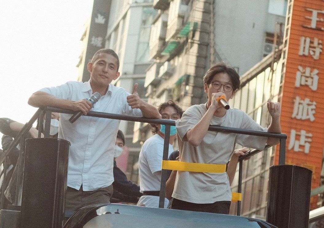 ▲高學盟與吳怡農、青民協、雙北高中職學生權益陣線一同在台北市進行18歲公民權的車隊掃街。（圖／高雄學生民主聯盟提供）