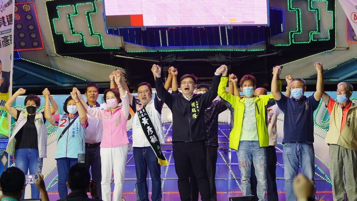 ▲民進黨前鎮小港區市議員候選人黃彥毓今天晚間在小港舉行「小港團結，守護10號黃彥毓之夜」音樂晚會，包括立委賴瑞隆、勞動部長許銘春及前立委郭玟成、市議員林宛蓉夫婦均到場力挺。（圖／記者郭凱杰翻攝）