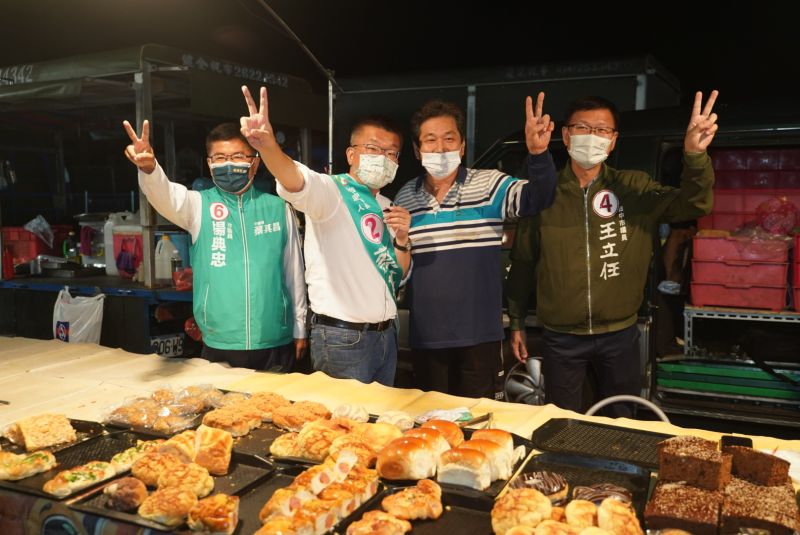▲蔡其昌結束造勢活動後,前往清水五權夜市拜票,受到攤商歡迎。(圖/蔡其昌競總提供,2022.11.20)