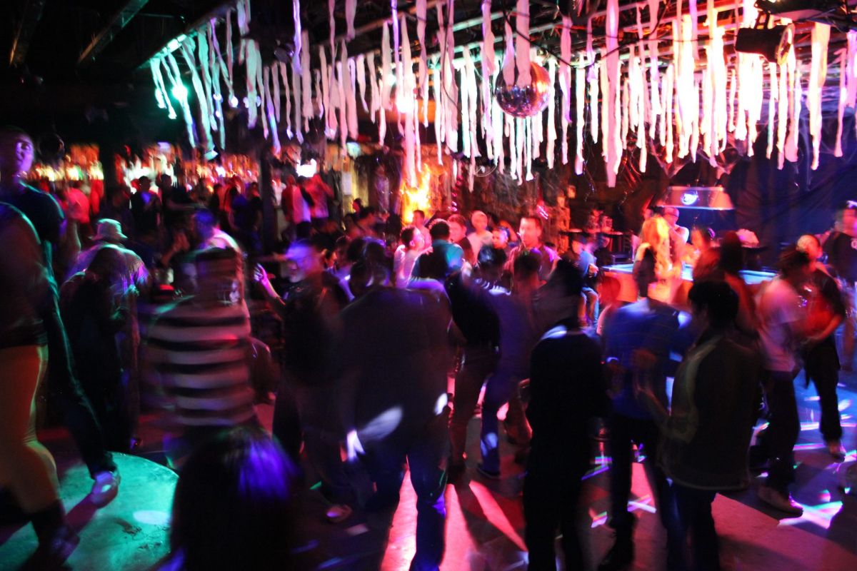 ▲美國科羅拉多州（Colorado）一間名為Club Q的同志夜店，在當地時間20號清晨爆發槍擊案，目前已知造成5死18傷。（圖／翻攝自Club Q的臉書粉專）