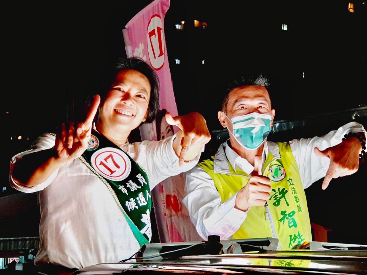 ▲立委許智傑今晚陪同左營楠梓區市議員候選人黃偵車隊掃街，許智傑表示，整天輔選，已經有了「職災」，可以說掃街掃到「歪腰」。（圖／記者郭凱杰翻攝）