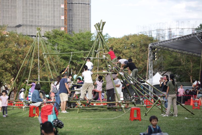 ▲新竹縣長候選人周江杰辦新竹風狂遊戲場活動，嗨翻竹北。（圖/周江杰團隊提供）