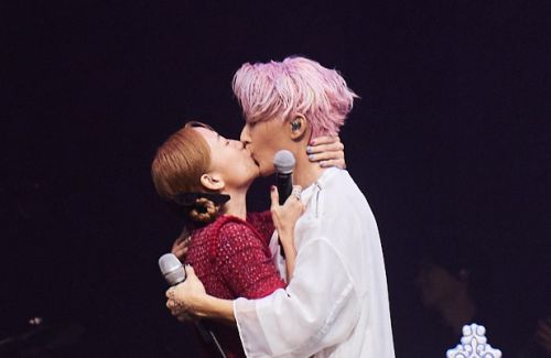 ▲炎亞綸（右）在演唱會上兩度親吻鬼鬼，好交情展露無遺。（圖／華貴娛樂提供）