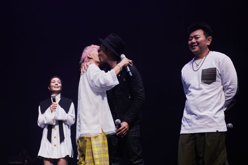 ▲炎亞綸（左二）和姚元浩在演唱會上親吻。（圖／華貴娛樂提供）