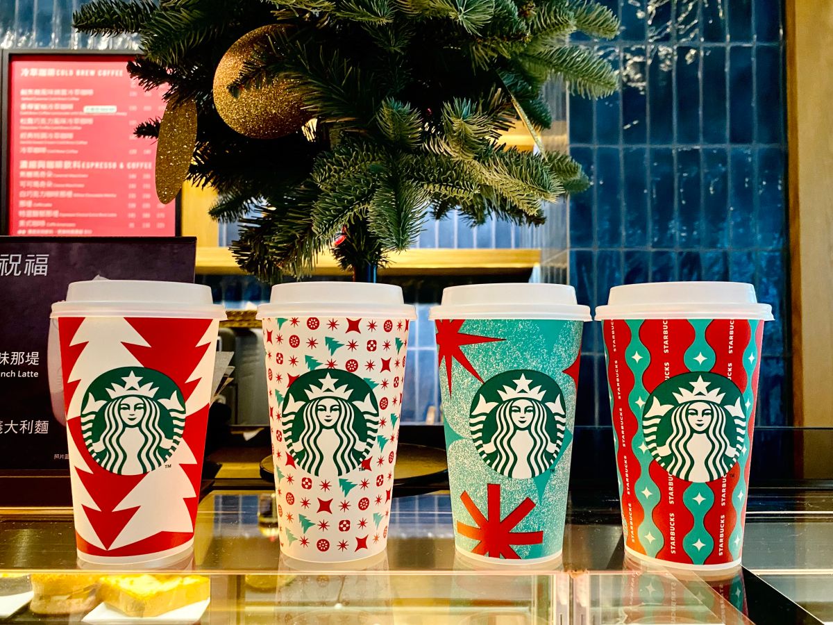 ▲星巴克一日限定「全品項特大杯買1送1」，限今（21）日11點開喝！伯朗咖啡11月每週一持伯朗Lounge卡消費，飲品不限品項、容量也買1送1。（圖／記者蕭涵云攝）