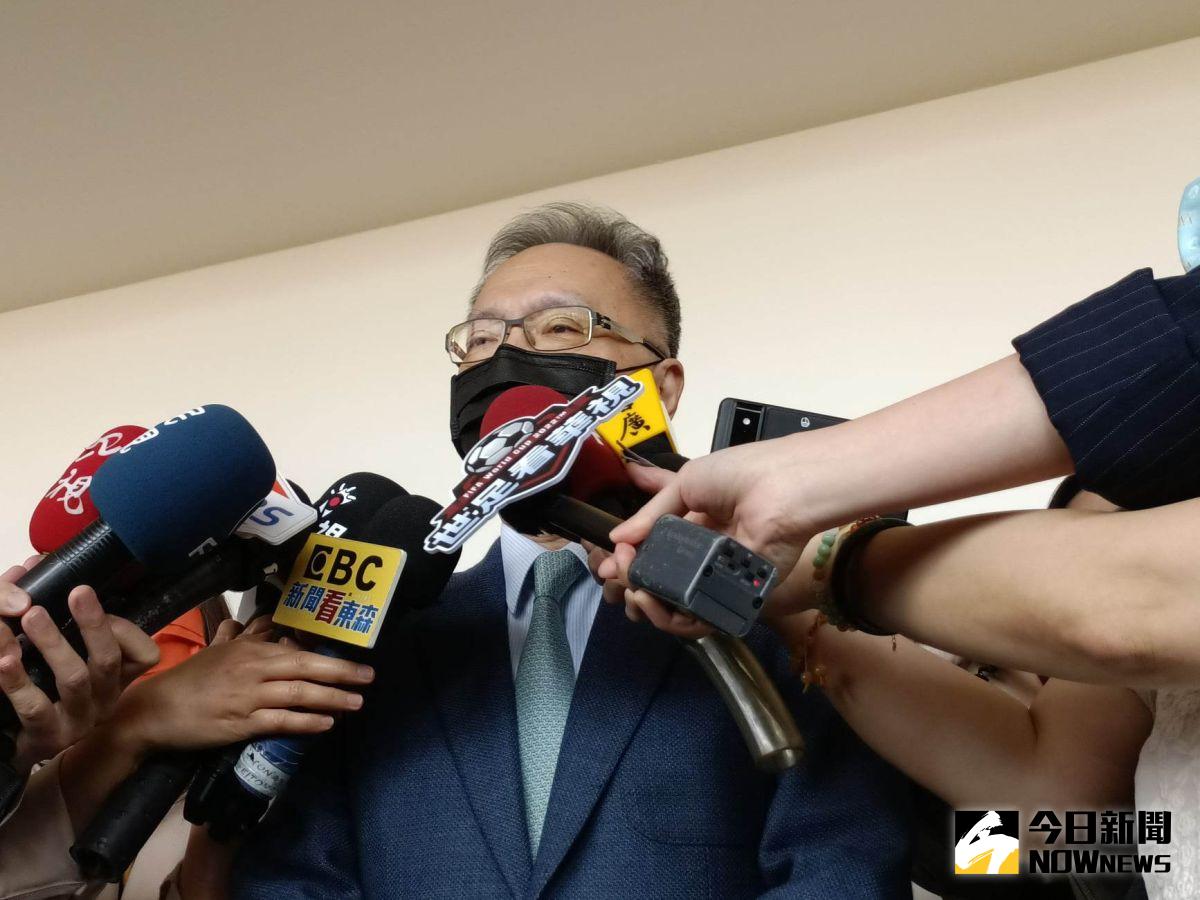 ▲不過12月鬆綁將口罩碰上聖誕節與跨年人潮，對此，薛瑞元今出席立院衛環委員會，會前接受媒體採訪時則低調回應一切由指揮中心宣告。（圖／記者許若茵攝，2022.11.21）