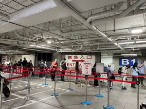 內湖好市多黑五首日,開始營業前15分鐘,仍不超過20位會員排隊入場。(圖/記者鍾怡婷攝) ▲內湖好市多黑五首日,開始營業前15分鐘,仍不超過20位會員排隊入場。(圖/記者鍾怡婷攝)