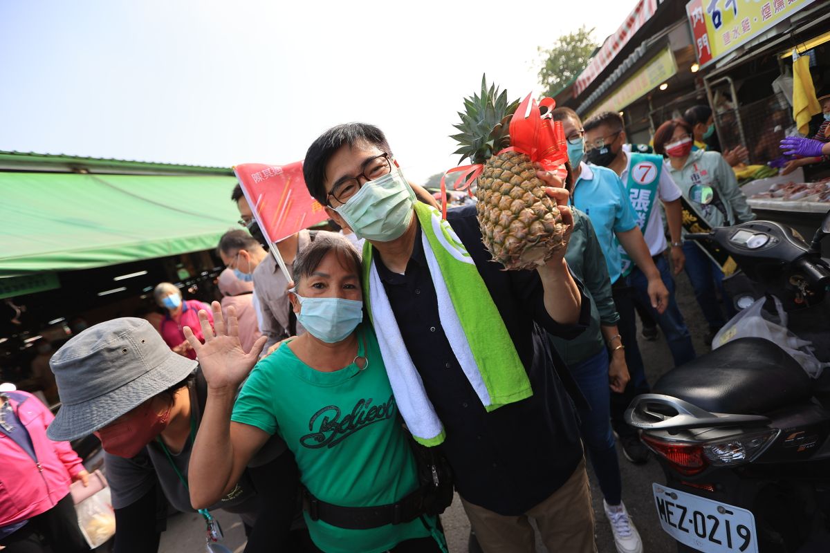 ▲韓國瑜高喊要讓愛高雄的「陳其邁接行政院院長」、柯志恩當市長，高雄市長陳其邁今（21）日車掃前則指出是「韓市長愛說笑啦」。（圖／陳其邁競辦提供）