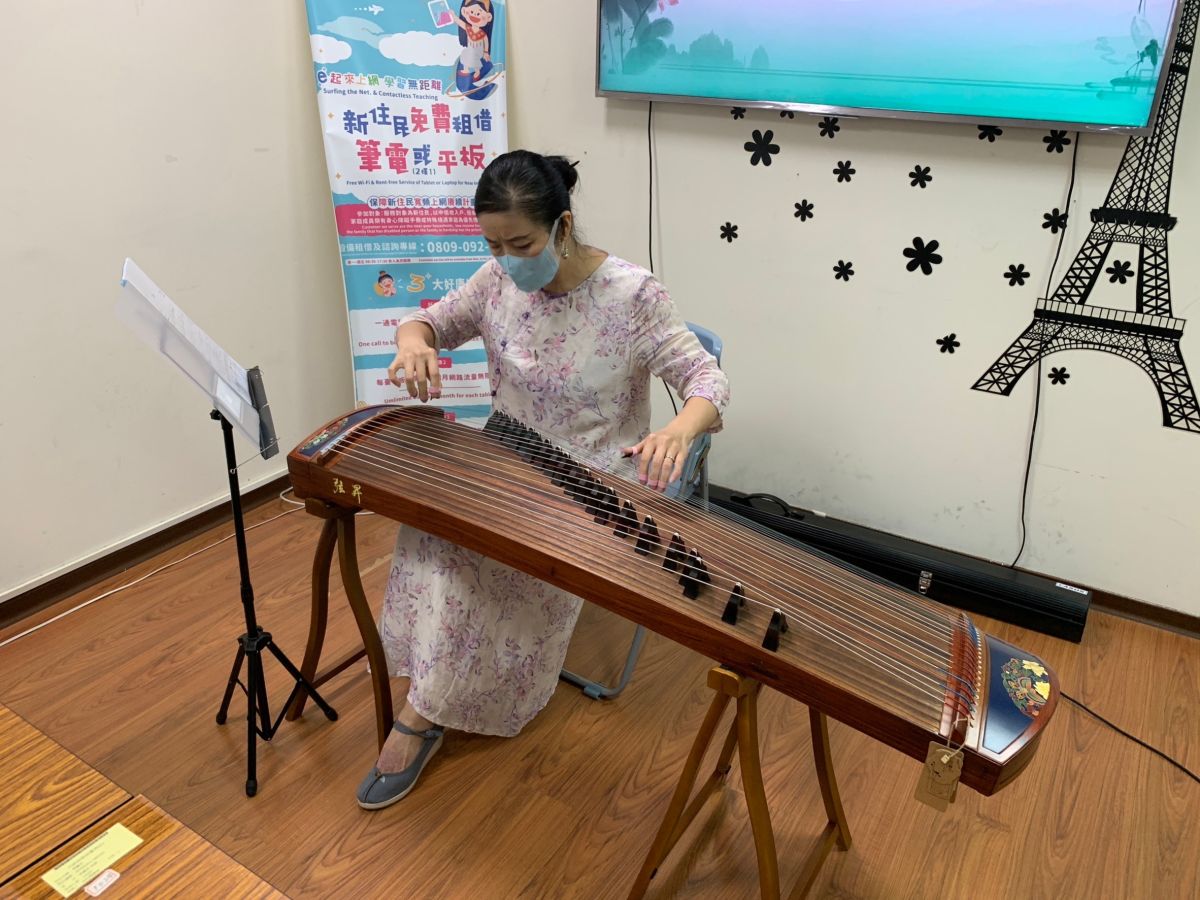 ▲新住民周祁衡彈奏古箏。（圖／移民署提供）