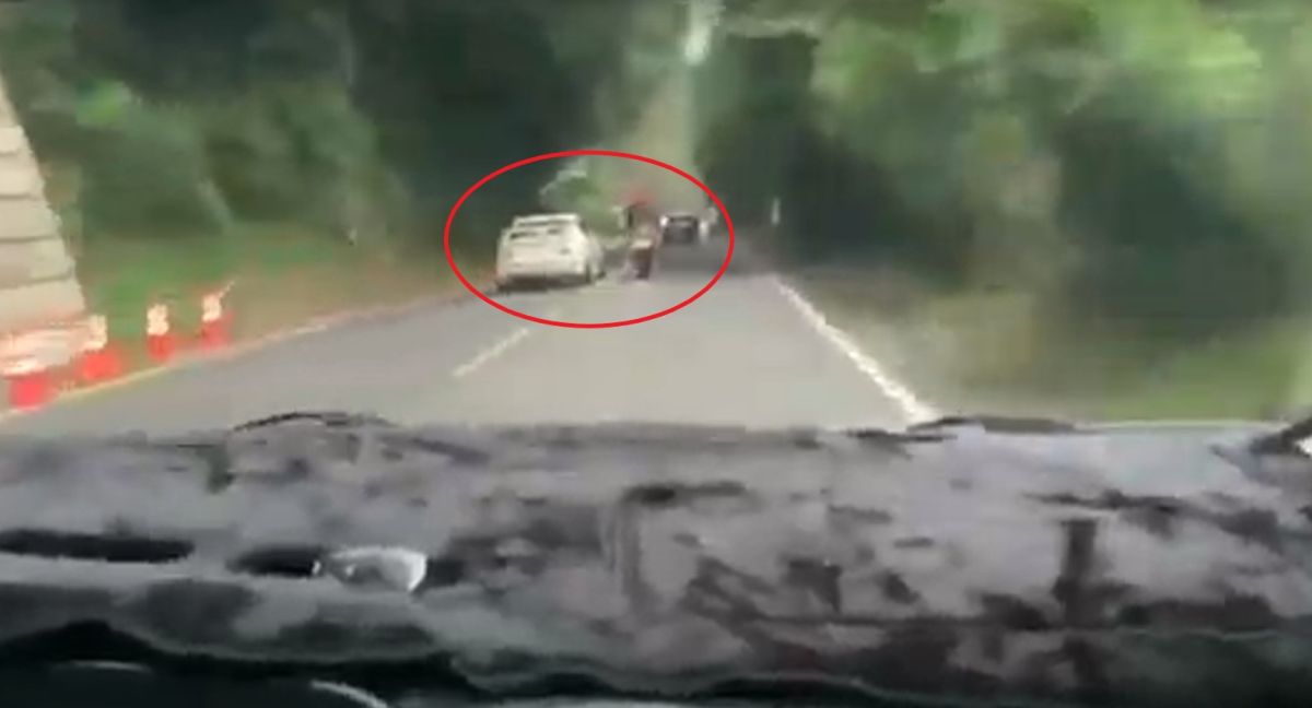 ▲後方何姓男子（30歲）突然在進彎處跨越雙黃線超車，造成張姓重機騎士意外撞上路肩。（圖／翻攝記者爆料網）