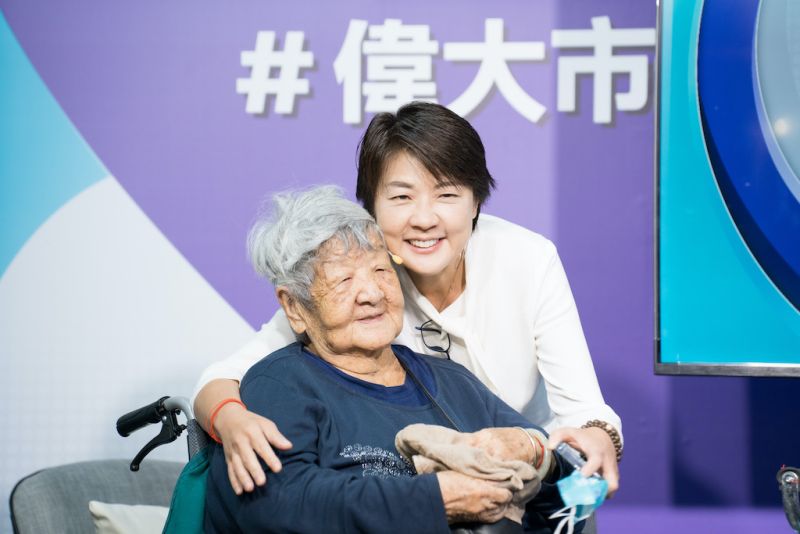 ▲無黨籍台北市長候選人黃珊珊競選廣告影片，找來93歲的母親拍。(圖／黃珊珊競總提供)