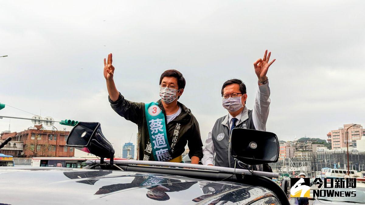 ▲桃園市長鄭文燦（右）北上基隆陪民進黨基隆市長候選人蔡適應掃街拜票。（圖／記者鄭宏斌攝，2022.11.21）