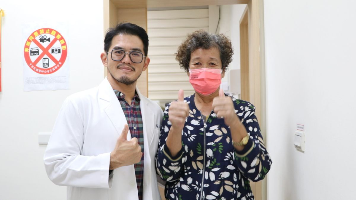 ▲病人吳陳女士(右)感謝七賢脊椎外科醫院骨關節科楊華偉副院長(左)。（圖／七賢脊椎外科醫院提供）