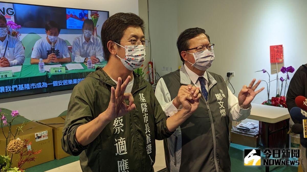 ▲桃園市長鄭文燦（右）陪民進黨基隆市長候選人蔡適應掃街拜票。（圖／記者鄭宏斌攝，2022.11.21）