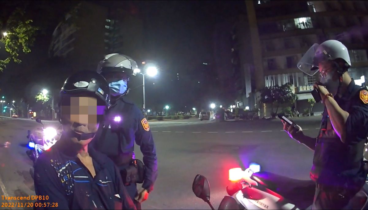 ▲高雄市深夜一名通緝犯警方攔停經查因沒錢買毒，竟趁火打劫潛入火場竊電纜，全案訊後依傷害通緝、違反毒品危害防制條例及竊盜罪嫌送辦。（圖／記者郭凱杰翻攝）