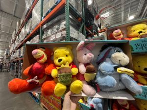 維尼與好友絨毛玩具,原價729元,特價349元。(圖/記者鍾怡婷攝) ▲維尼與好友絨毛玩具,原價729元,特價349元。(圖/記者鍾怡婷攝)