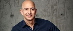 ▲小勞勃道尼光頭造型撞臉亞馬遜創辦人貝佐斯（Bezos）。（圖／翻攝自Amazon）