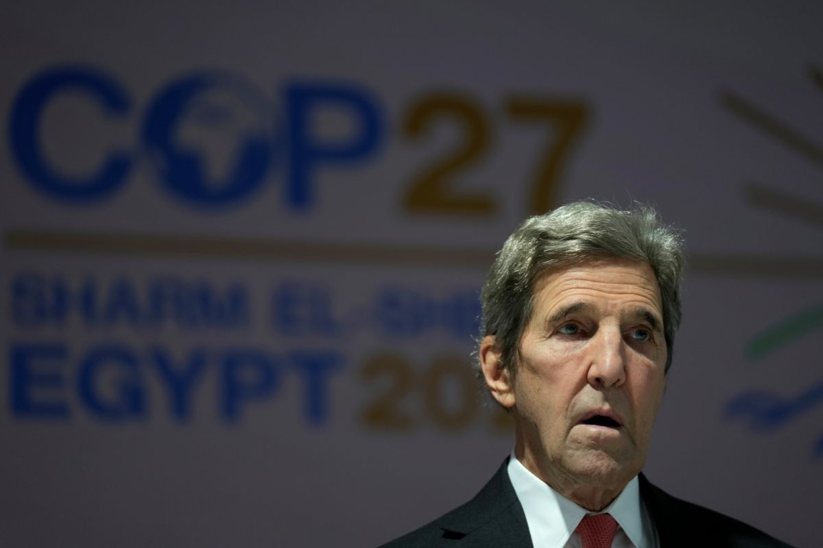 ▲美國氣候特使凱瑞在COP27會議與中國特使解振華會面後，呼籲在減少溫室氣體排放方面「一起加快進展」。（圖／美聯社／達志影像）