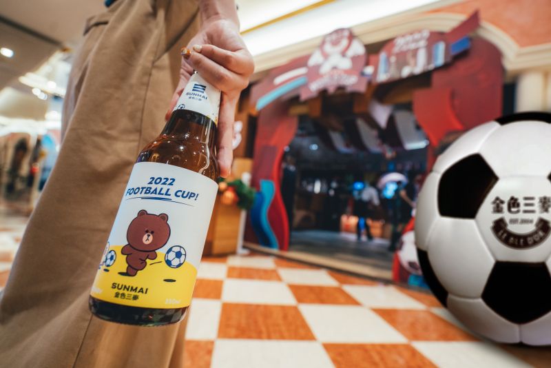 ▲有超萌熊大踢足球的「LINE FRIENDS蜂蜜啤酒足球版」瓶裝啤酒，只在金色三麥餐廳、家樂福限定販售。（圖／金色三麥提供）