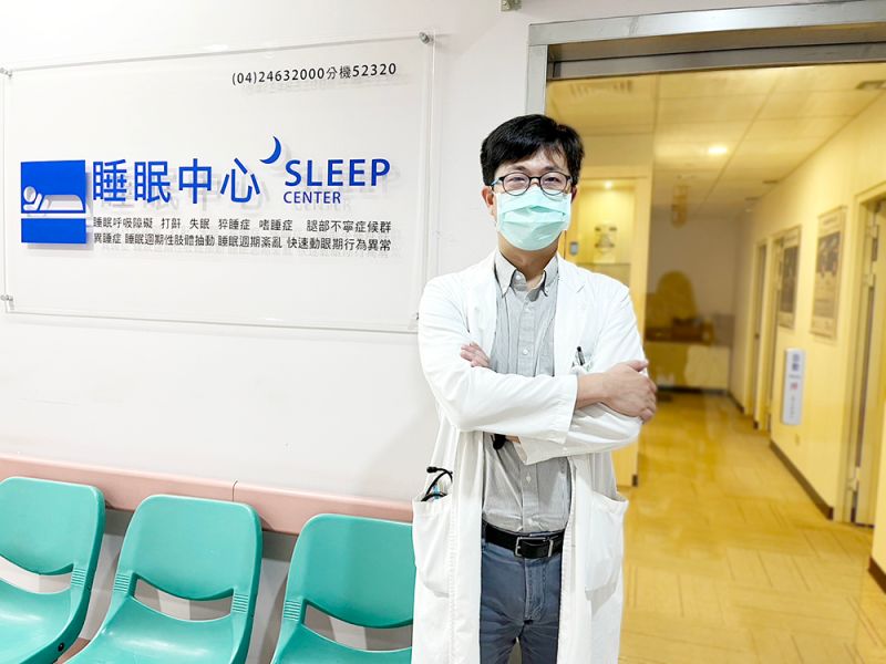 ▲鄧浩文醫師指出睡眠品質不佳的原因很多,牽涉到神經內科、耳鼻喉科、身心科、胸腔內科等疾病領域,需透過精密儀器分析才能對症下藥。(圖/澄清醫院提供)