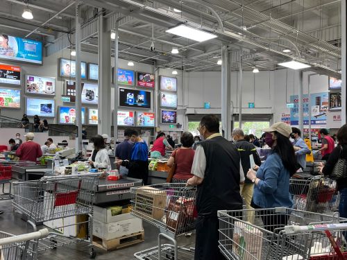 ▲好市多春節購物人潮眾多，網友也推薦除夕夜當天到賣場可以避開人潮。（示意圖／記者鍾怡婷攝）