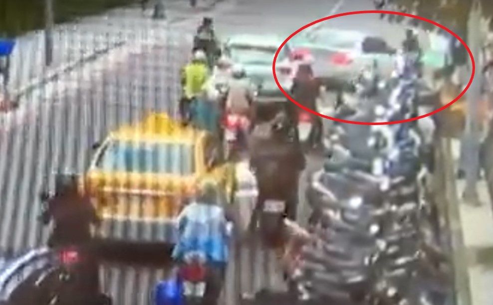 ▲施男昨天上午駕駛白色BMW轎車行駛於三合路上，但卻因前方楊男減速找車位，而大動肝火，除惡意阻擋其去路外，還拿出棍棒恐嚇。（圖／翻攝畫面）