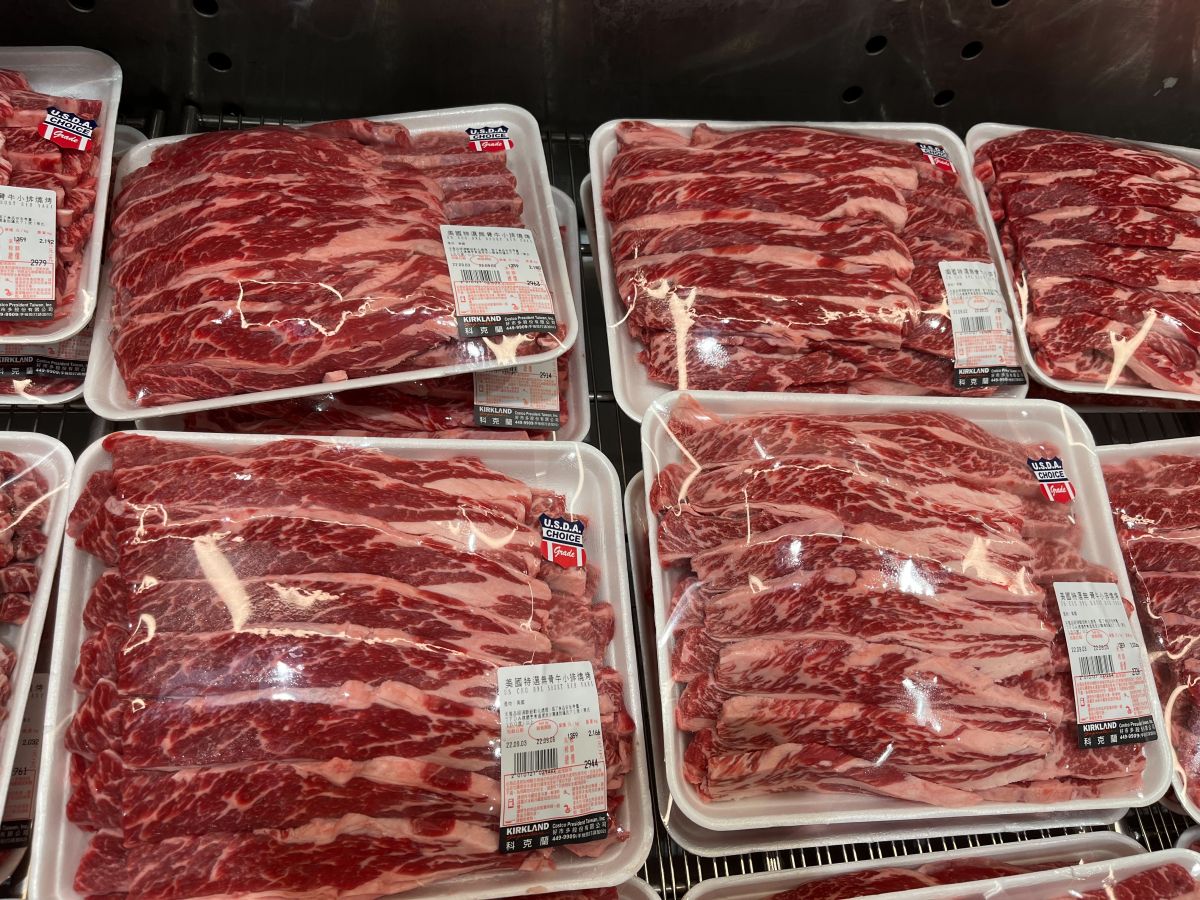 ▲好市多Costco）黑色購物節今日登場，生鮮食品雖優惠品項較少，但熱門夯品無骨牛下排每公斤降價120元。（圖／記者鍾怡婷攝）