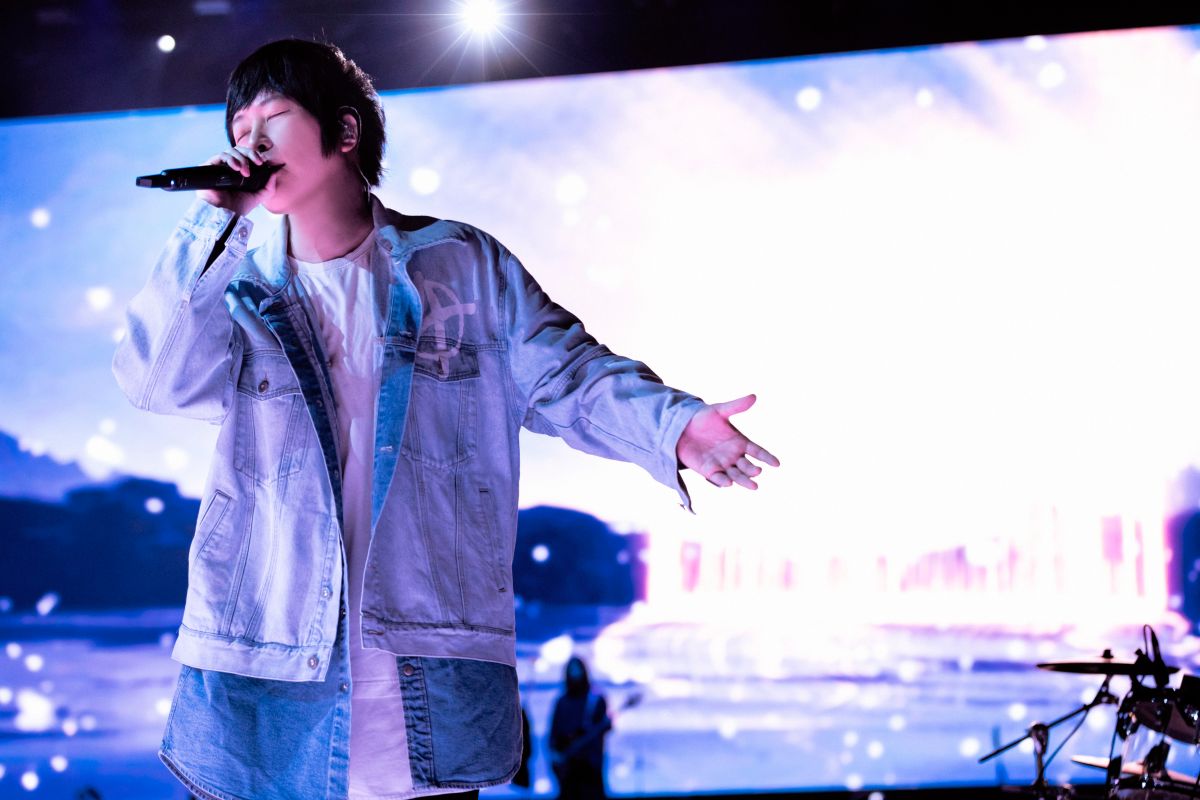 ▲五月天阿信在西安開唱時，疑似身體不適，戴著氧氣裝置登台。（圖／相信音樂提供）