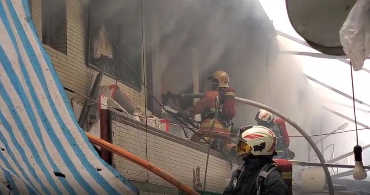 ▲新北市新店區建國路上一處市場，今天（21日）中午12時許，突然傳出火警。（圖／翻攝畫面）