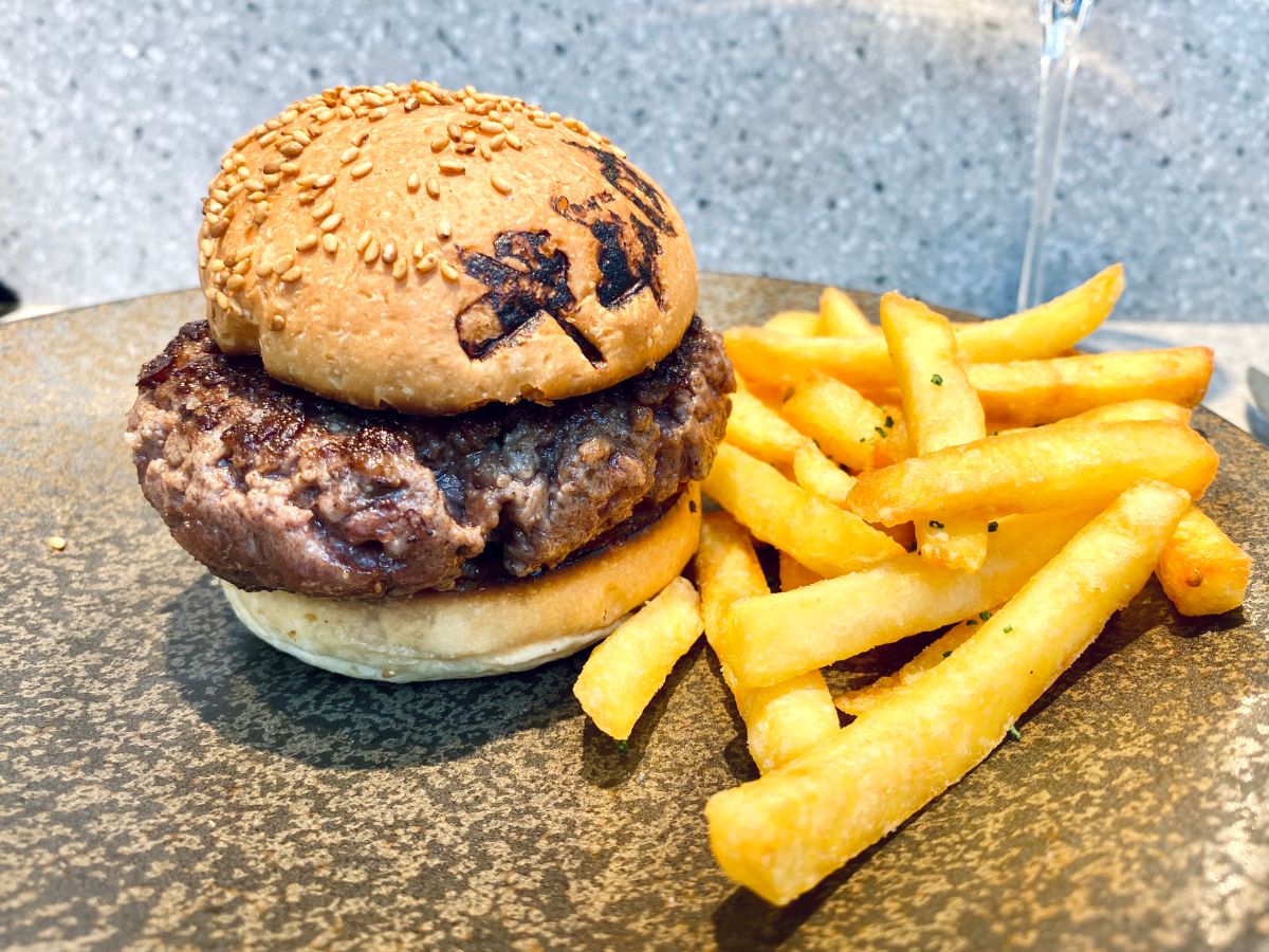 ▲春大直裡亞洲第一家供應全時段和牛的「和牛研究室」，端出「富豪美食榜」秘密清單，引進有太陽王和牛之稱的日本珍稀南九州宮崎縣產「尾崎牛」，經達人尾崎宗春採「活體熟成」肥育手法，凝聚豐美油脂卻能滑順不膩口，光肉排就近逼3公分的超厚「直球漢堡」，無法一口咬下。（圖／記者蕭涵云攝）