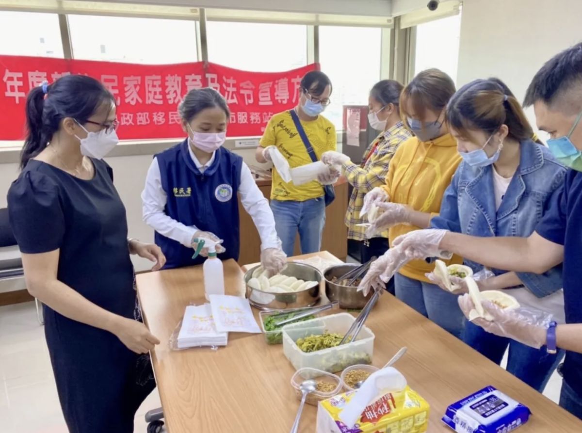 ▲新住民體驗製作刈包。（圖／移民署提供）