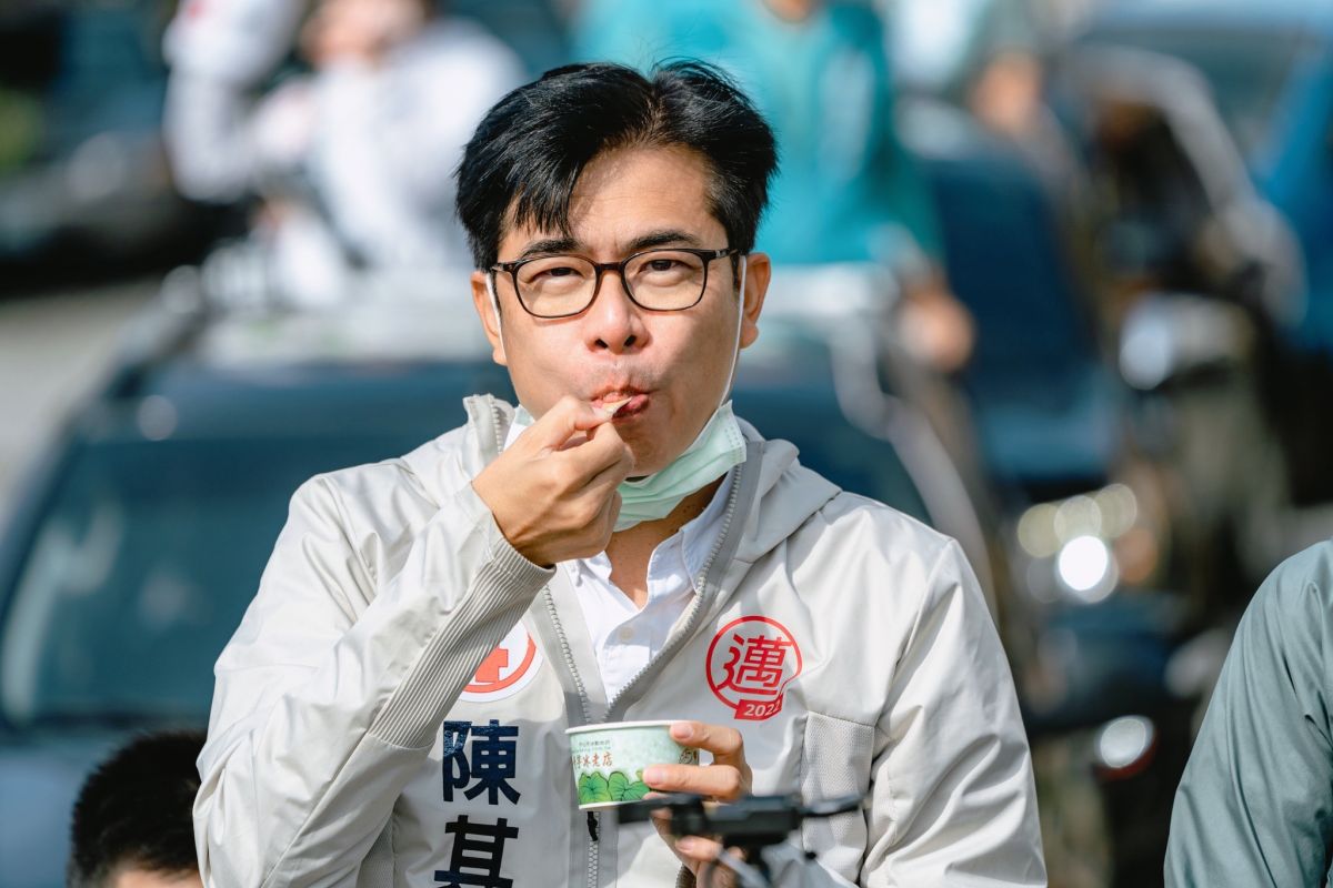 ▲高雄市長陳其邁今天化身高雄農特產品最佳代言人，一邊直播一邊大啖美味水果、芋冰，讓線上觀看直播的粉絲紛紛大呼「看邁邁吃水果，看到都想吃了！」(圖／記者郭凱杰翻攝)