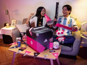 世界盃足球賽開踢,foodpanda 與 adidas 跨界打造「adidas x foodpanda 聯名派對箱」。(圖/官方提供) ▲世界盃足球賽開踢,foodpanda 與 adidas 跨界打造「adidas x foodpanda 聯名派對箱」。(圖/官方提供)