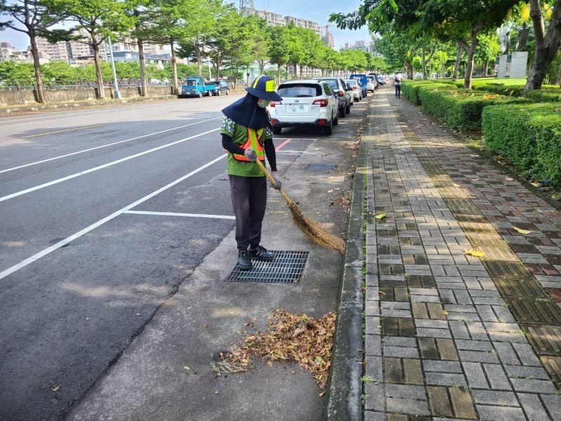 ▲清潔隊掌握行道樹落葉期，適時調整增加清掃頻率(圖／環保局提供2022.11.21)