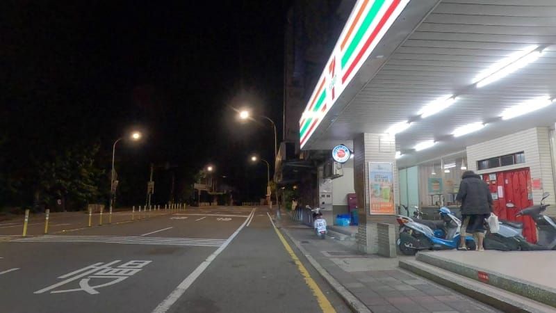 阿伯掏空錢包不夠買便當!善心女急幫付 網見原因全笑了