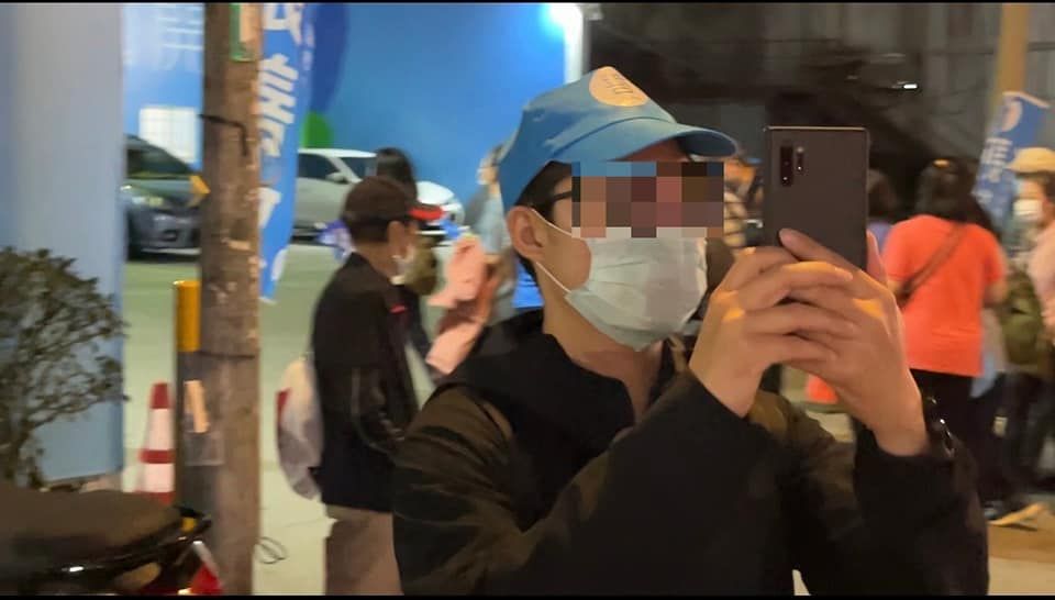 ▲謝克洋今日召開記者會，揭露市長鄭文燦林姓隨行祕書混入會場，刻意拍攝椅子沒人坐的情況。（圖／翻攝謝克洋臉書）