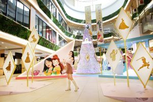 ▲台南店中央廣場一次和眾多公主與聖誕樹美拍。（圖／MITSUI OUTLET PARK 提供）