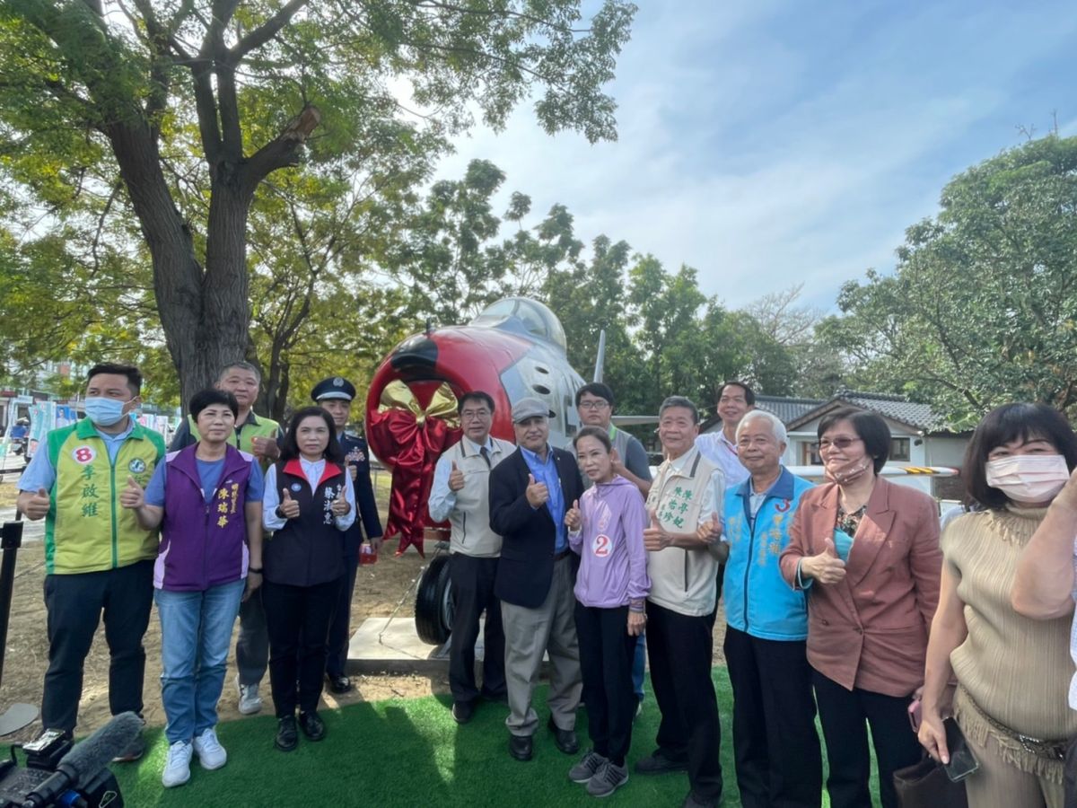 ▲F-86F戰術戰鬥機今日以雷虎小組塗裝全新亮相，由台南市長黃偉哲揭幕（圖／記者林怡孜攝，2022,11,21）