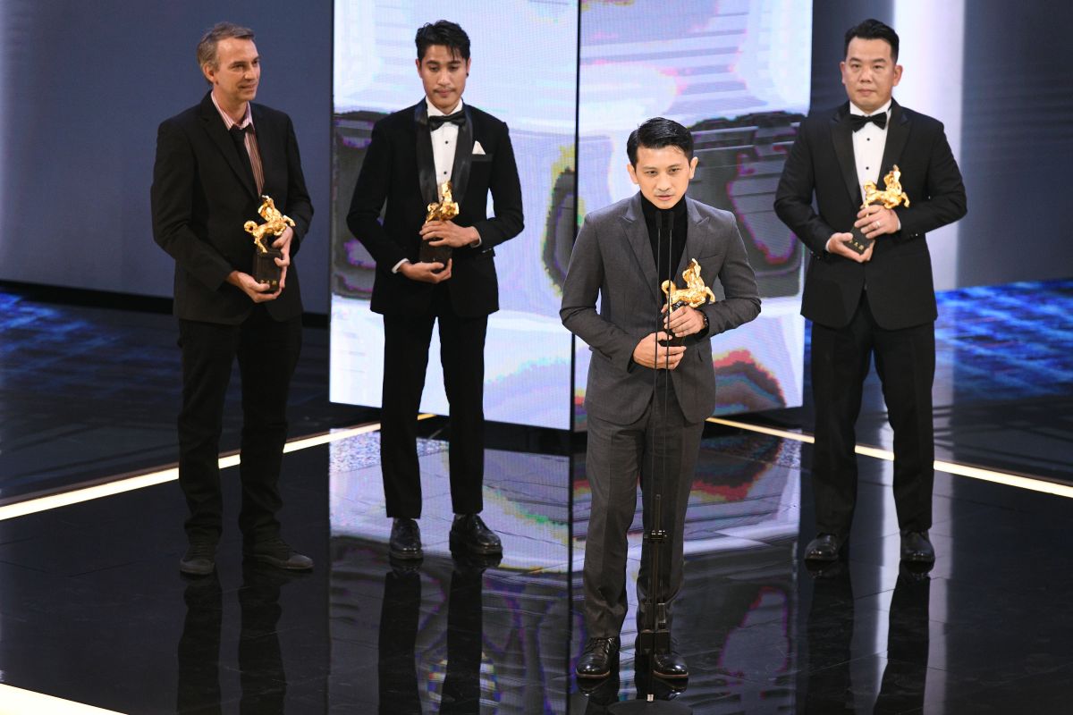 ▲高偉晏(致詞者)與團隊成員以「咒」榮獲第59屆金馬獎最佳音效（圖／金馬執委會提供）