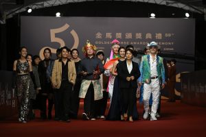 李念修(前排右2)及「講話沒有在聽」劇組人員參與第59屆金馬獎星光大道 ▲李念修(前排右2)及「講話沒有在聽」劇組人員參與第59屆金馬獎星光大道(圖/金馬執委會提供)