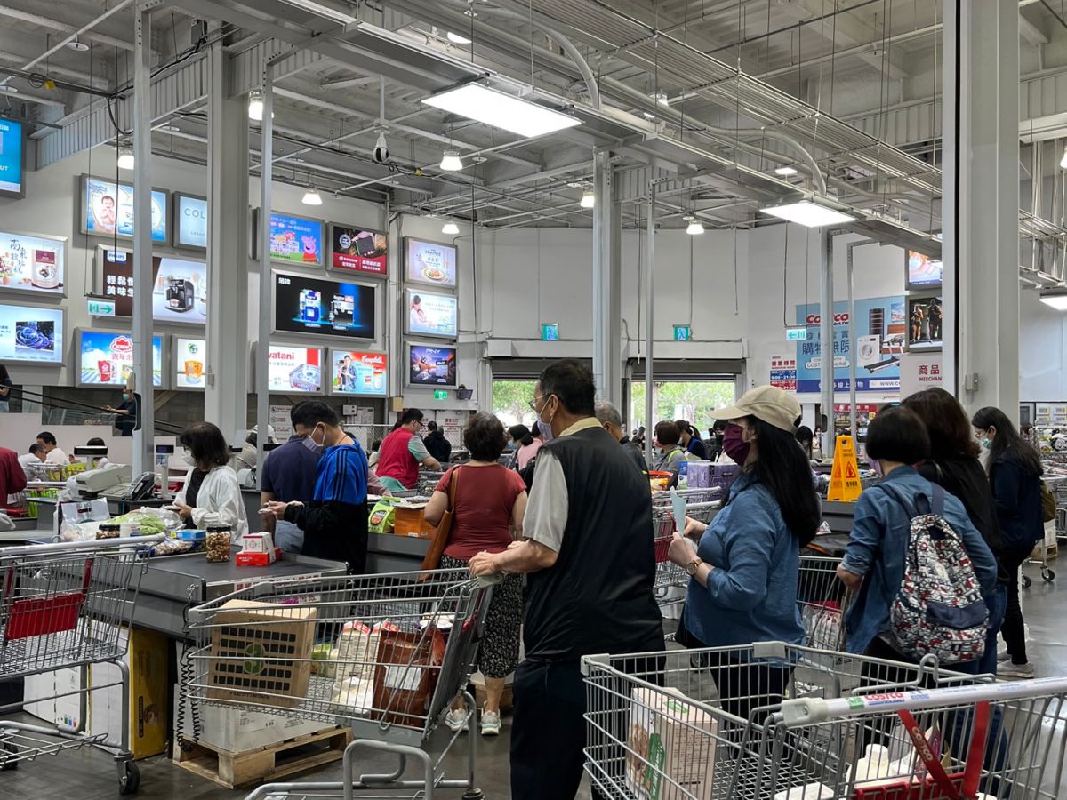 ▲好市多（Costco）黑五購物節首日，雖然開門前排隊人潮不再，但仍吸引不少民眾搶購優惠商品。第2天優惠內容曝光，祭出DYSON清淨機折扣。（圖／記者鍾怡婷攝）