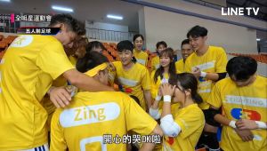 ▲各務孝太(左起)和郭泓志、Zing抱成一團。(圖/翻攝LINE TV) ▲各務孝太(左起)和郭泓志、Zing抱成一團。(圖/翻攝LINE TV)