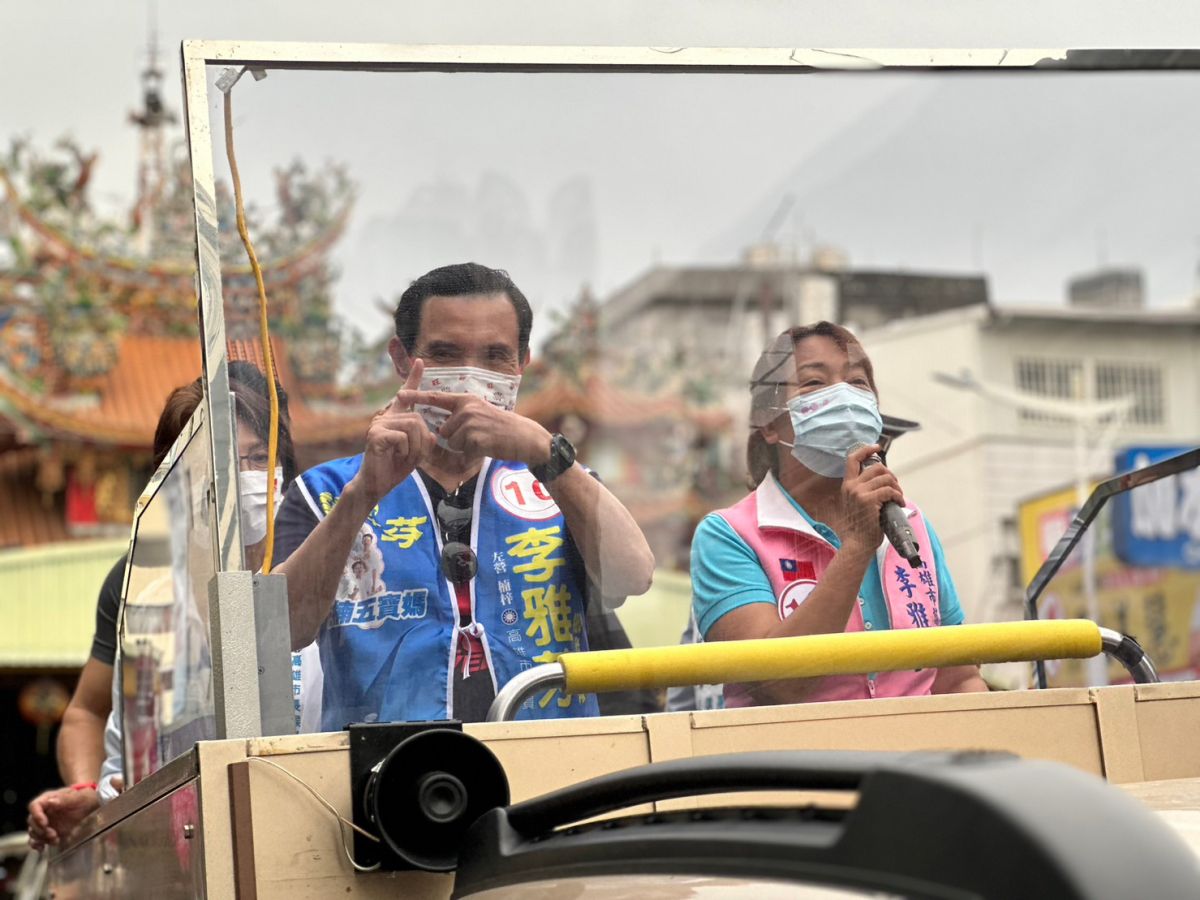 ▲馬英九今到左營陪同左楠市議員侯選人10號李雅芬掃街，沿途吸引許多民眾注目。(圖／翻攝畫面)