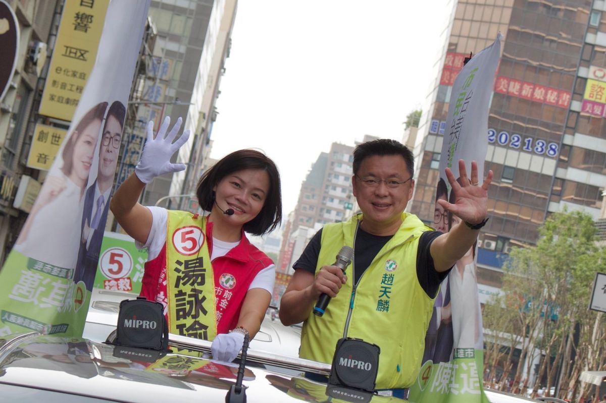 ▲立法委員趙天麟今天選前再度陪同高雄市第八選區(前金、新興、苓雅)市議員候選人湯詠瑜車隊掃街，呼籲鄉親全力搶救民進黨此區「唯一提名女性」，讓民進黨贏回該區婦女保障席次。（圖／記者郭凱杰翻攝）