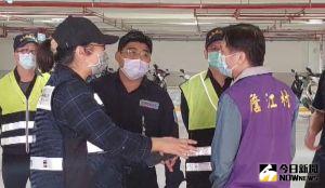 詹江村 ▲有民眾檢舉現場至今根本沒有停工,市議員詹江村、舒翠玲及無黨籍桃園市長候選人鄭寶清今日前往現場會勘,營運廠商以工地安全為由拒絕他們進入。(圖/記者李春台攝,2022.11.21)