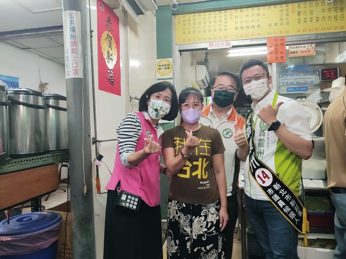 ▲代表民進黨參選新莊區的新人翁震州選前告急，在地立委吳秉叡與蘇巧慧加持掃街。（圖／翁震州競辦提供）