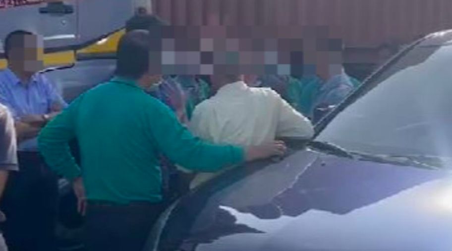 ▲台中港貨櫃司機疑似因排隊問題而傳出糾紛，雙方因而大打出手。（圖／翻攝自記者爆料網）